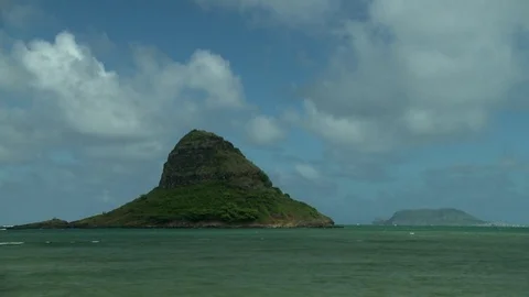 Open ocean to Chinamanʻs Hat Pan Right Stock-Footage 81528253