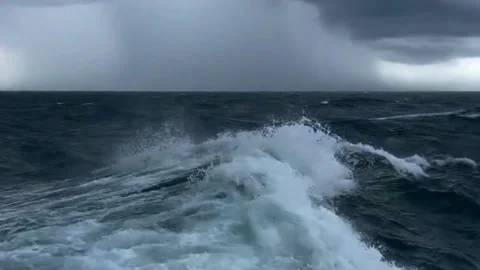 Open Ocean Storm Waves with Heavy Rain Clouds 스톡 동영상 338285566