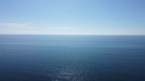 Open ocean view with a clear blue sky meeting the water at horizon, aerial drone 库存影片 330785807