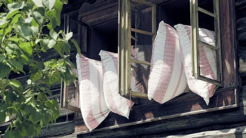 Open old window with pillows. Airing out of sleeping blankets Vidéo 98599474
