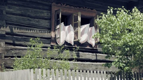 Open old window with pillows. Airing out of sleeping blankets Vidéo 98606933