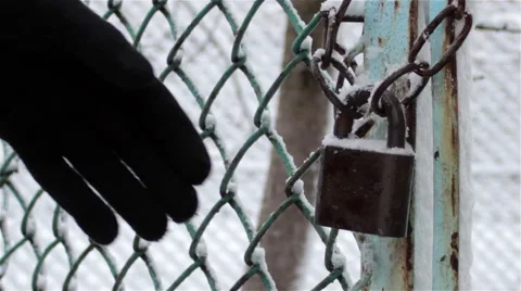 Open padlock key Vídeos de archivo 50052377