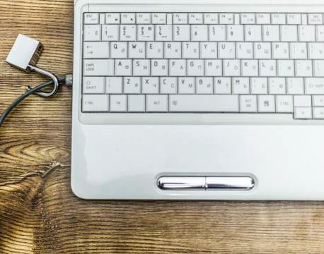 Open padlock on network cables on a laptop. Foto stock