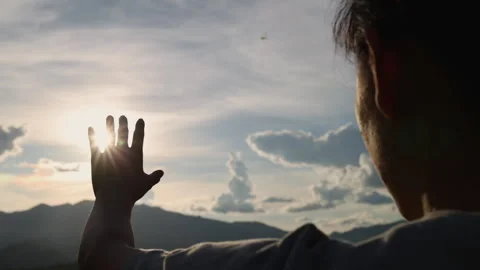 Open palms worshiping, blessing God as the sun rises.Christian religion con.. Video stock 336938491