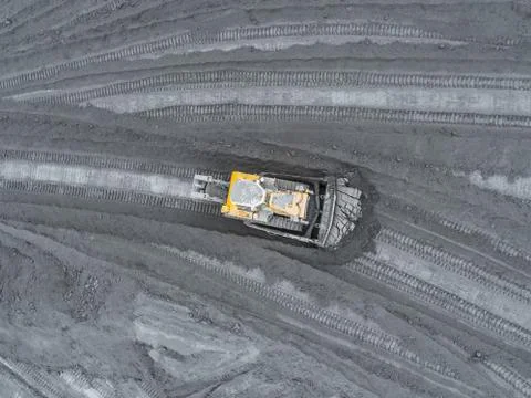 Open pit mine, breed sorting. Mining coal. Bulldozer sorts coal. Extractive Foto stock