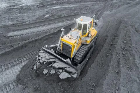 Open pit mine, breed sorting. Mining coal. Bulldozer sorts coal. Extractive Foto stock