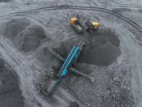 Open pit mine, breed sorting. Mining coal. Bulldozer sorts coal. Extractive Foto stock