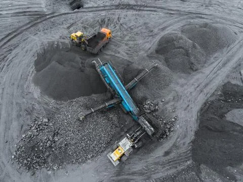Open pit mine, breed sorting. Mining coal. Bulldozer sorts coal. Extractive Foto stock