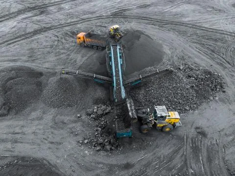 Open pit mine, breed sorting. Mining coal. Bulldozer sorts coal. Extractive Foto stock
