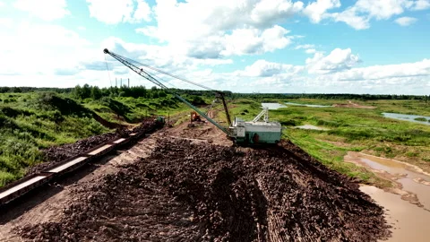 Open-pit mining. Dragline excavator load clay in freight train. 스톡 동영상 203839617