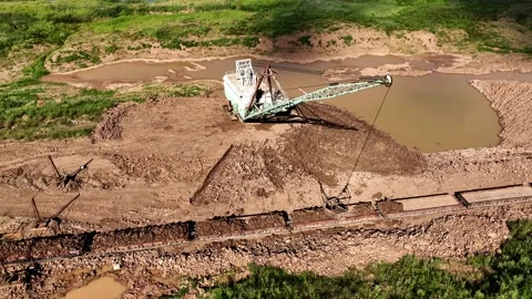 Open-pit mining. Dragline excavator load clay in freight train. 스톡 동영상 203839696