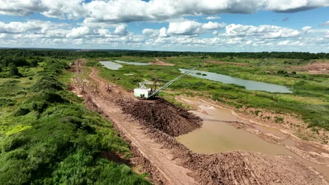 Open-pit mining. Dragline excavator load clay in freight train. 스톡 동영상 203844042