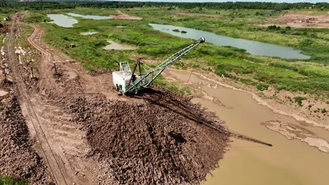Open-pit mining. Dragline excavator load clay in freight train. Vídeos de archivo 203844045