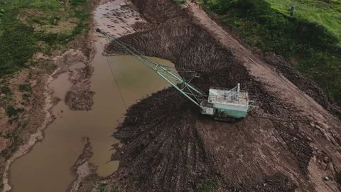 Open-pit mining. Dragline excavator load clay in freight train. 스톡 동영상 203847750