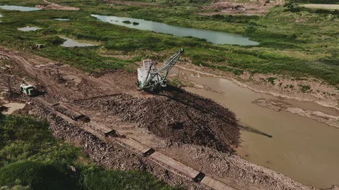 Open-pit mining. Dragline excavator load clay in freight train. Vídeos de archivo 203847987