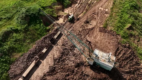 Open-pit mining. Dragline excavator load clay in freight train. 스톡 동영상 203848466