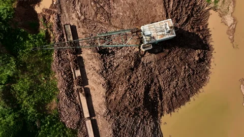 Open-pit mining. Dragline excavator load clay in freight train. 스톡 동영상 203849486