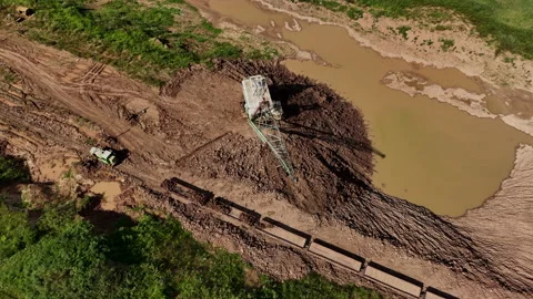 Open-pit mining. Dragline excavator load clay in freight train. 스톡 동영상 203849816
