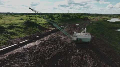 Open-pit mining. Dragline excavator load clay in freight train. 스톡 동영상 203851986