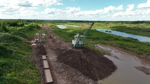 Open-pit mining. Dragline excavator load clay in freight train. Vídeo Stock 204023424