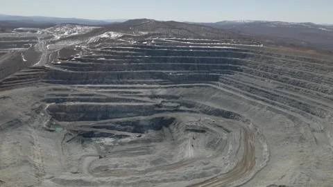 Open pit mining. Video of a gold and diamond ore quarry from the air. Vidéo 295361897