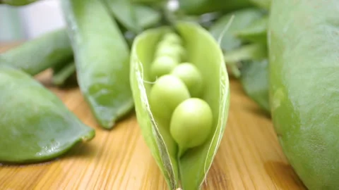 The open pod of the green peas on the table Vídeos de archivo 138535400