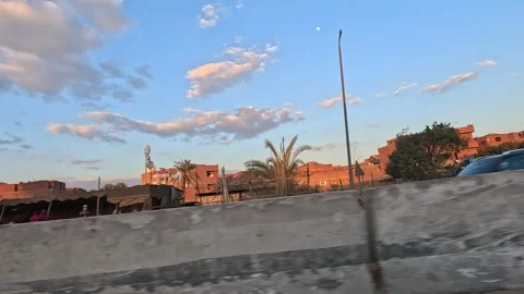 Open road driving experience along Cairo Fayoum Desert Road long desert horizons Vidéo 330090405