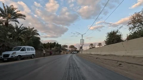 Open road experience across Cairo Fayoum Desert Road endless desert horizons Vidéo 330082537