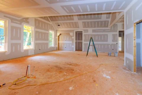 Open room under construction with drywall, unfinished flooring at building si Foto stock
