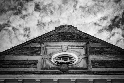An Open Rose Or Round Window On An Old Building From Below Foto stock