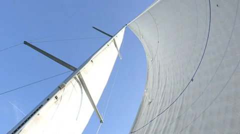 Open sails of sailing boat Video stock 32322950