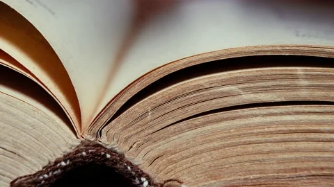 Open shabby old book, close up Vídeos de archivo 134898301
