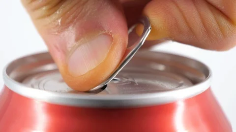 Open a soda tin can in slow motion, macro shot. Filmed in 4K. Vídeos de archivo 112836573