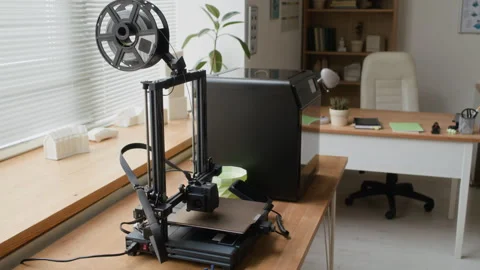 Open-Source 3D Printer on Wooden Table in Modern Classroom Workspace Stockbeeldmateriaal 335689794