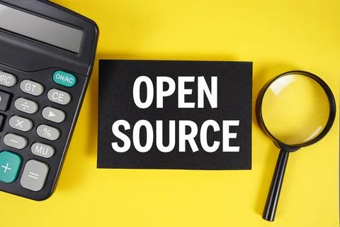 Open Source text with magnifying glass anc calculator on yellow background Foto stock