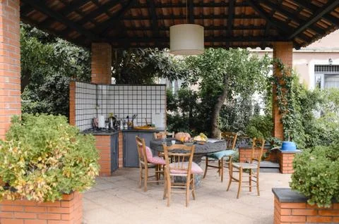 Open summer kitchen with cooked breakfast on the table Foto stock