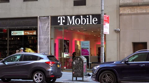 An open T-Mobile store in New York City. Vídeo Stock 332480719
