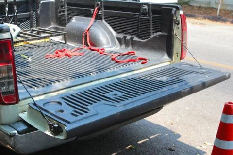 Open the tailgate at a pickup car. Foto stock