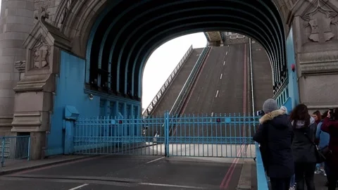 Open Tower Bridge closing, Real time. Stock Footage 166952753