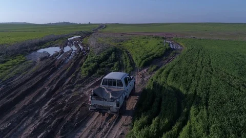 Open van driving on muddy road 库存影片 126148732