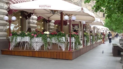 Open veranda of the restaurant under the open sky. Vídeos de archivo 154481285