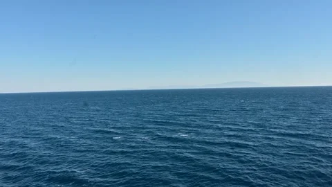 Open view of the Mediterranean Sea with a clear horizon line where sky meet.. Video stock 336215567