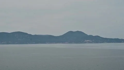 Open view of the Mediterranean Sea with a clear horizon line where sky meet.. Vidéo 336218649