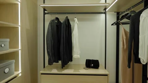 Open wardrobe with clothing (1) Vidéo 321293059