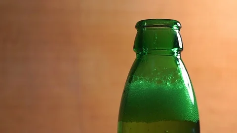 Open wet beer bottle isolated on black. Vidéo 101078213
