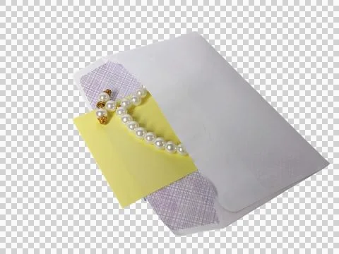 Open White Envelope with Yellow Card and Pearl Beads for Luxury Messaging, Jewel Foto stock