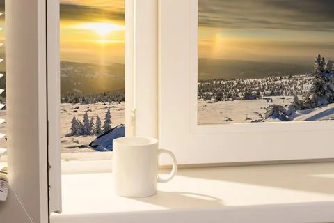 Open window with a cup on the windowsill. Foto stock