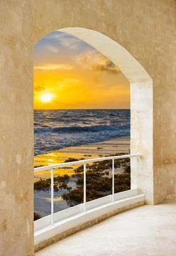 Open Window View of Sunset Over Ocean Waves Foto stock