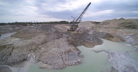 Opencast mining of metals and machinery above quarry 스톡 동영상 172287948