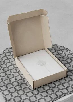 Opened Cardboard box on the table with a square tablecloth Ilustração Stock